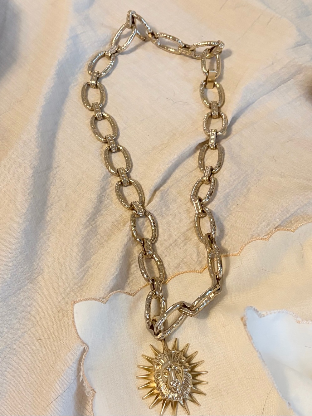 Kendra Scott Gold-Tone Chunky Link Necklace with Sunburst Lion Pendant 21 in